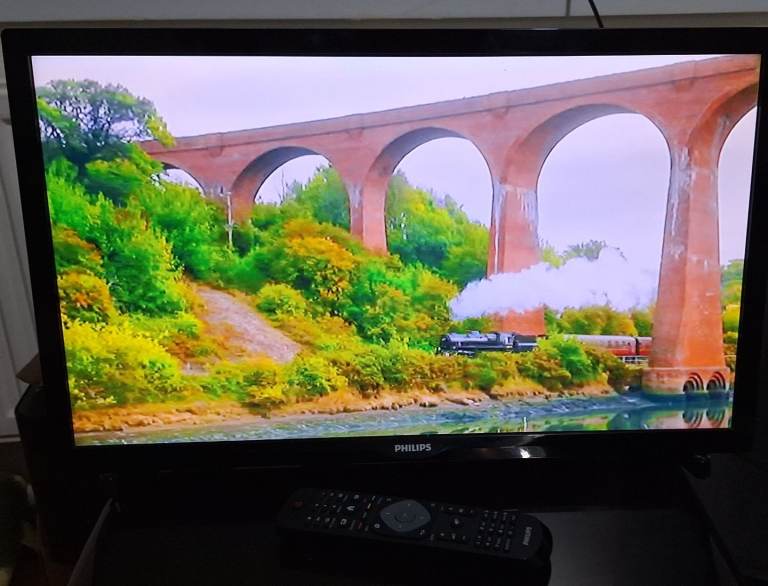 Philips 22in TV model: 22PFT4000/12 in excellent condition , with remote control, freeview TV. 