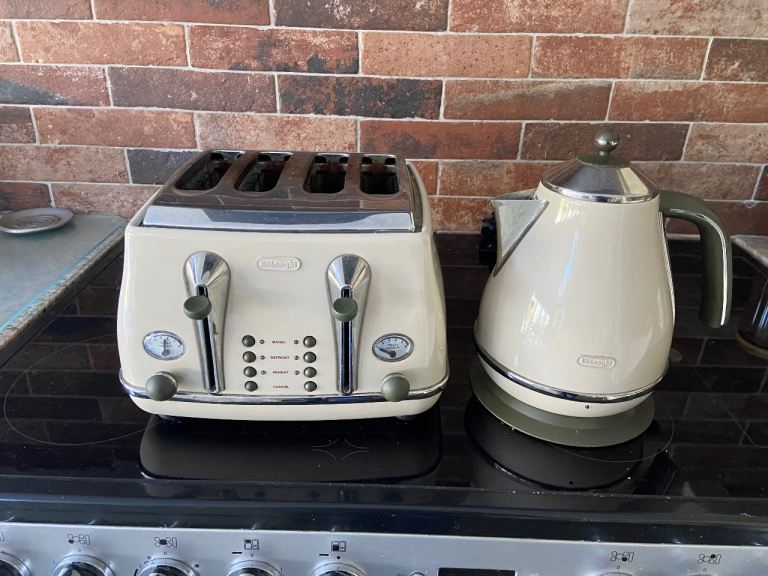 FREE DELONGHI KETTLE AND 4 SLICE TOASTER