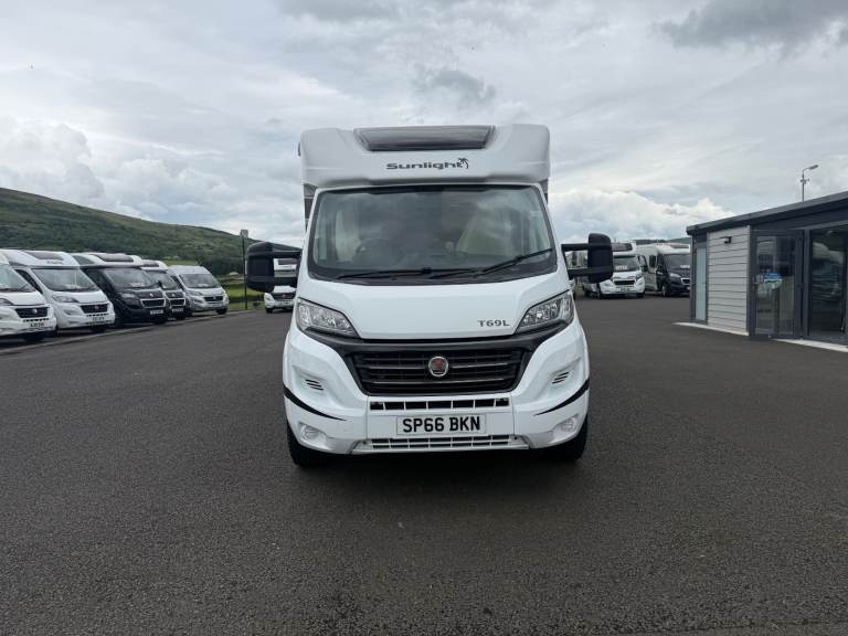 2016 SUNLIGHT T69L 4 BERTH FIXED BED MOTORHOME WITH ONLY 32K MILES ANDERSON MOTORHOME SALES