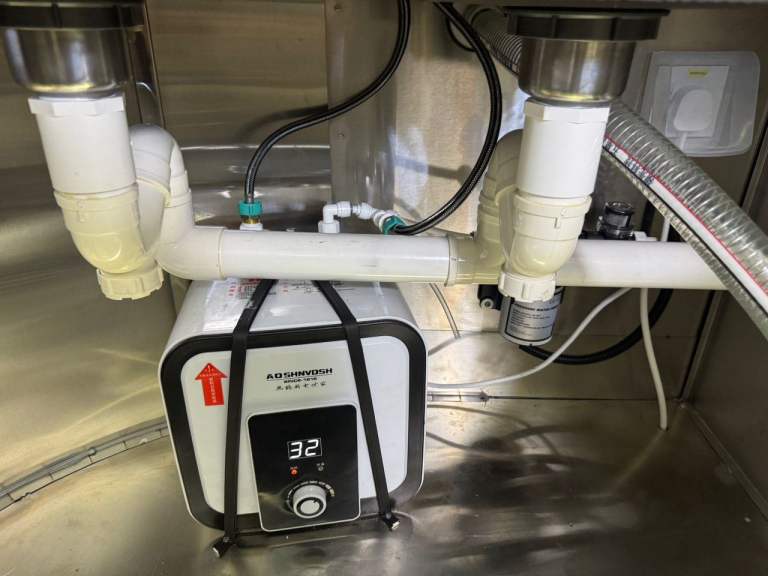 Brand- New -Premium Food Truck 7 m-Fully Equipped & Ready for any Cuisine