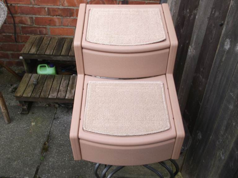 VERY WIDE AND STURDY DOG STEPS