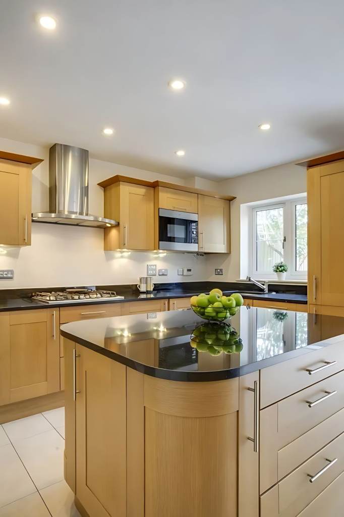 Spacious 4 Bedroom Detached House | Farmers Place, Gerrards Cross | in ...