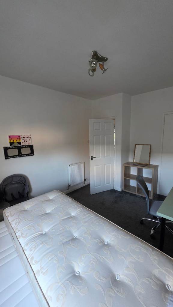 Double room in a spacious first floor flat