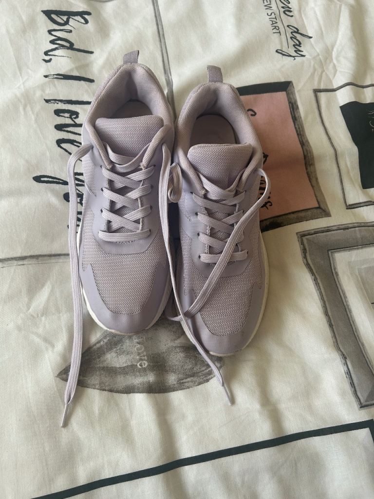 Ladies trainers size 8