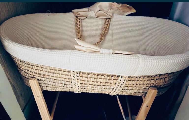 Wicker Moses Basket with Stand – Cream, Good Condition