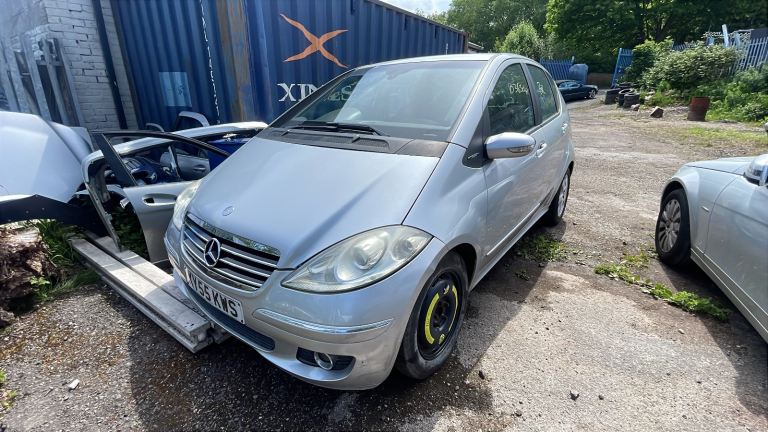 Mercedes 169 a150 headlight breaking most parts available 