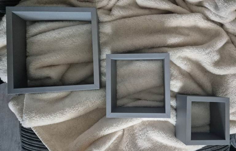 *moving so must go* £4 Set Of 3 Wall Cubes silver/grey