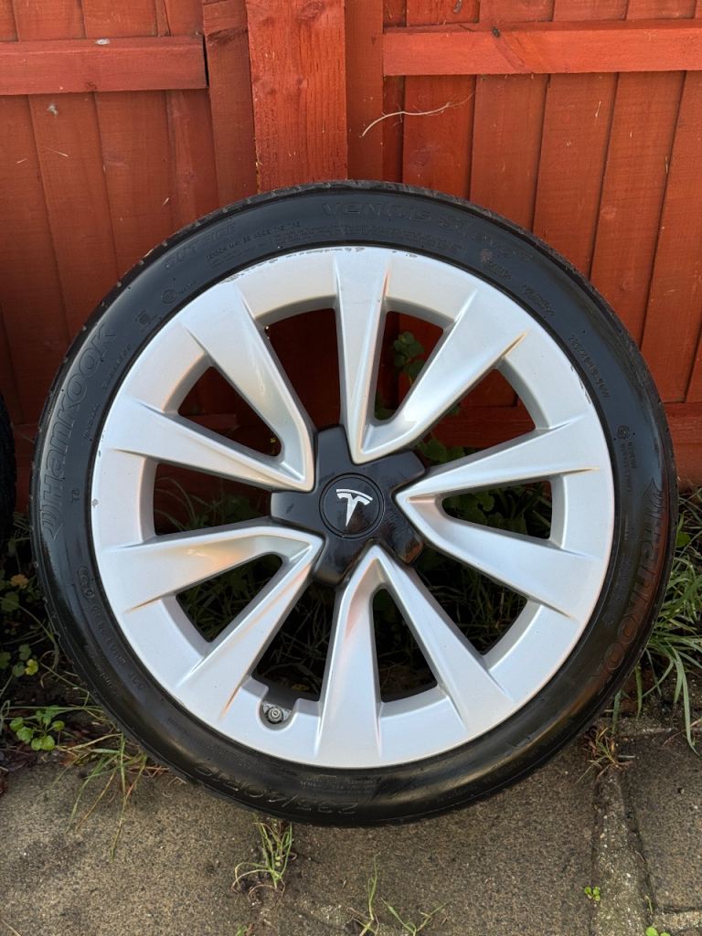 Tesla model 3 19” alloy with tyre and tpms sensor
