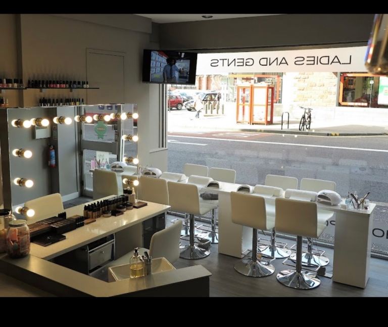 Beauty shop ready to go £130pw