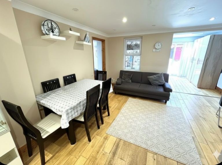 single room available in IG1