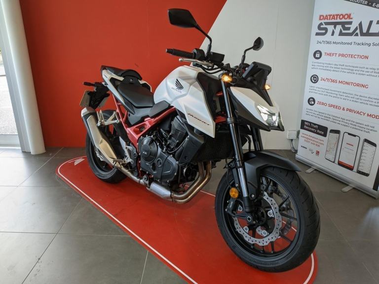 2025 HONDA CB750 HORNET WHITE STD NOT E-CLUTCH SUPERB BIKE FHSH