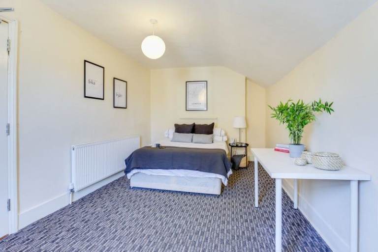 🏠 Modern Room for Professionals | West Ealing W13 0QG | Close to Station ✨