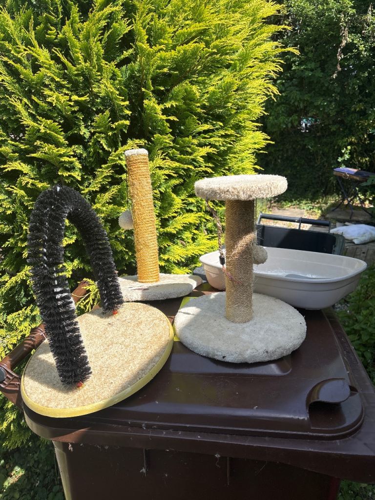 Cat scratch poles and tray