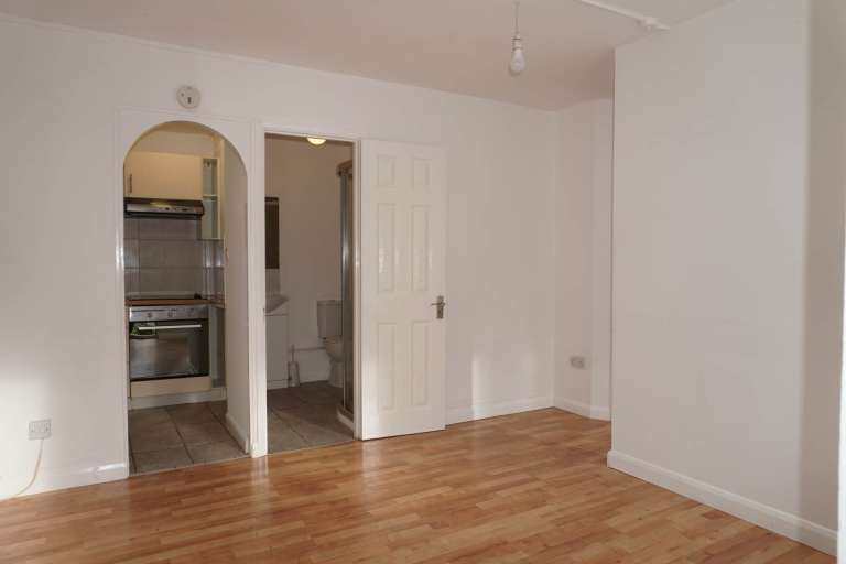 2 bedroom flat in Snowdon Drive, London