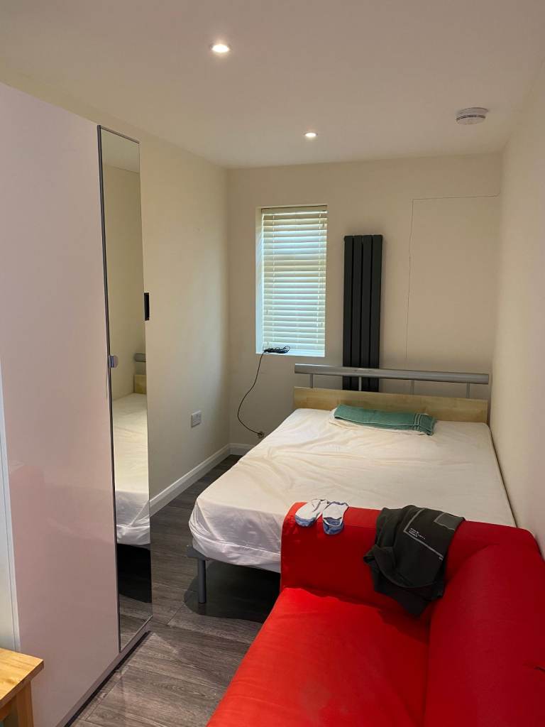 BEAUTIFUL ENSUITE DOUBLE ROOM FOR SINGLE PROFESSIONAL TO RENT IN HOUNSLOWM WEST