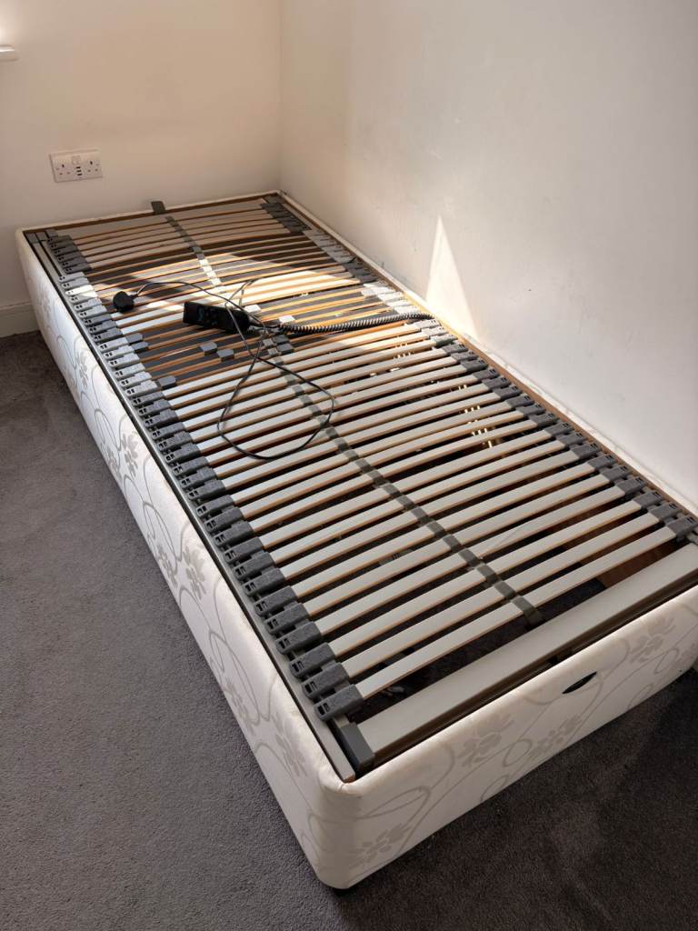 Electric adjustable bed, fully working. 