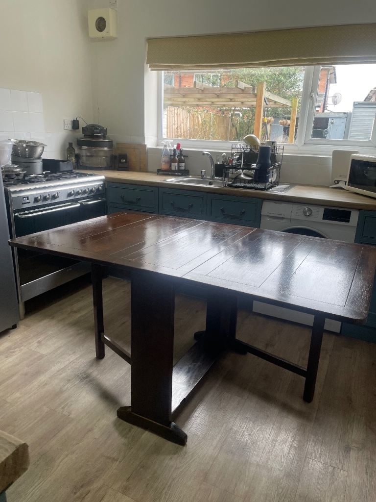 Solid Oak Gateleg Drop-Leaf Dining Table – Seats 4–6