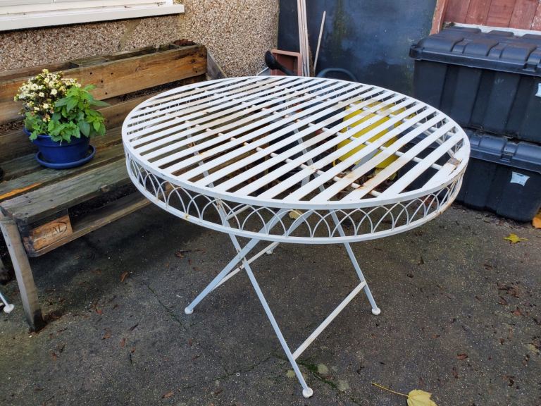 4 outdoor chairs and table