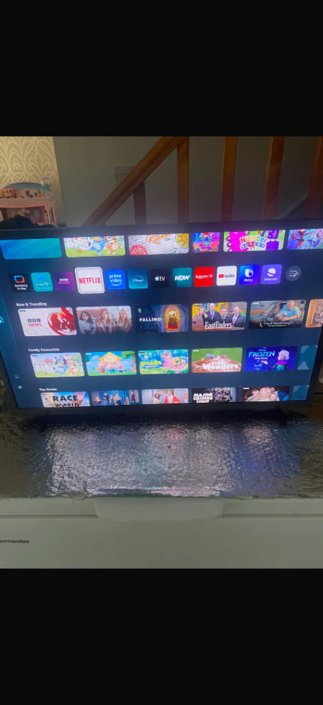Samsung Smart TV with Remote – Good Working Order