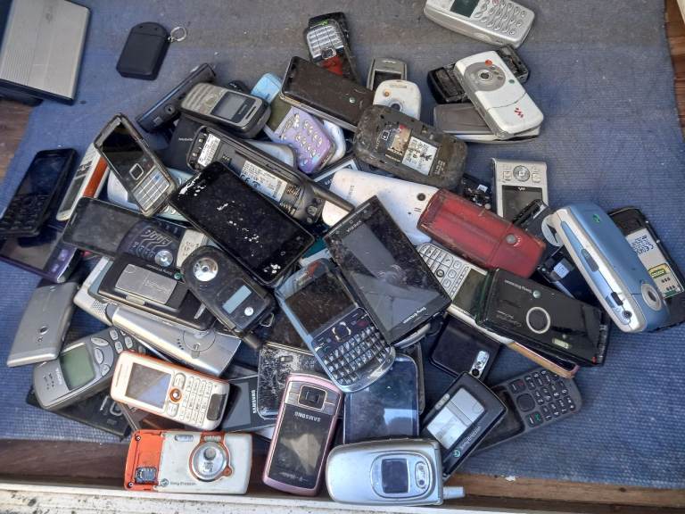 wholesale job lot 85 variable model old phone ready to go or scrap gold recovery 
