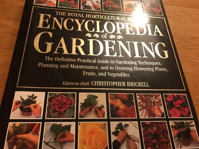 Royal horticultural Encyclopedia of gardening over 3,000 pictures . Flowers, vegetables etc 