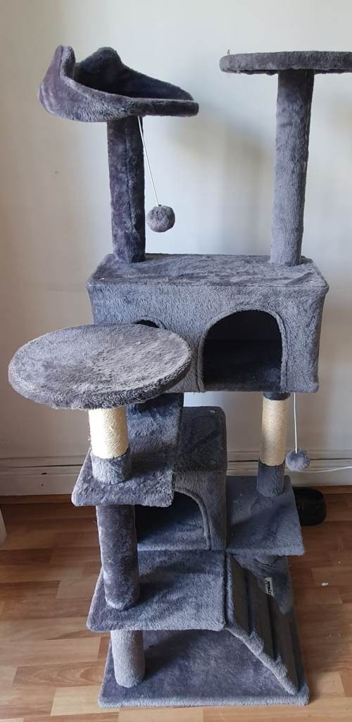 Cat climbing tree almost new rarely used
