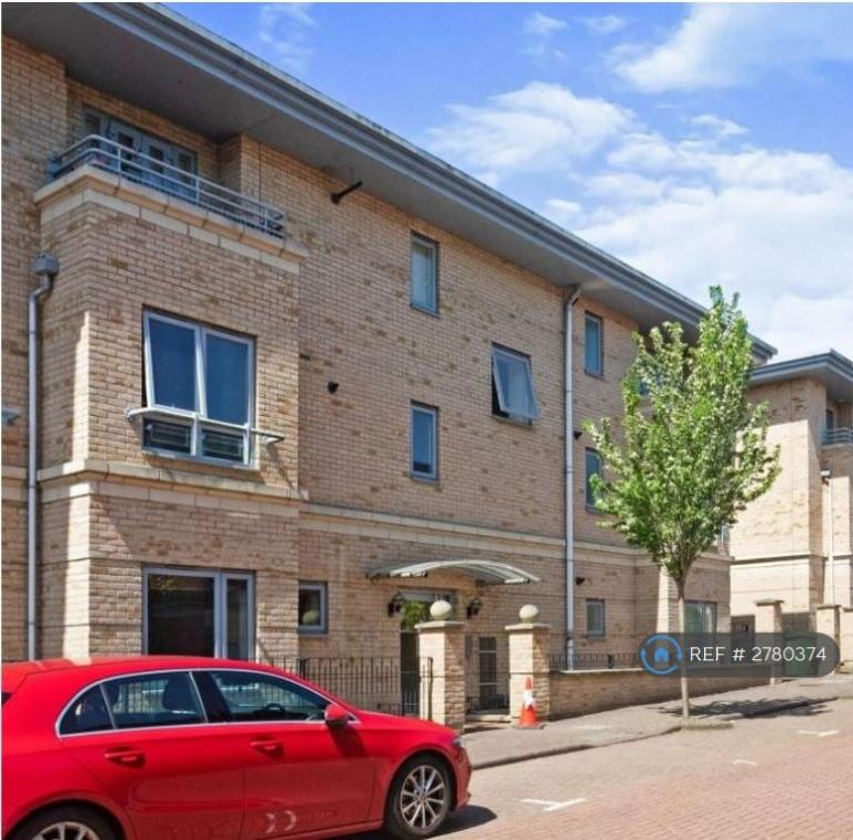 2 bedroom flat in Robinson Street, Bletchley, Milton Keynes, MK3 (2 bed) (#2780374)