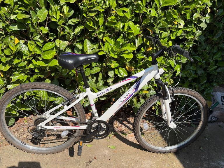 Teen/ladies Apollo Jewel white mountain bike