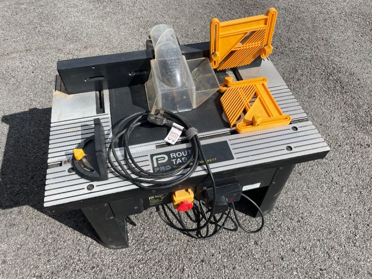 PRO Router table, includes router and some bits.