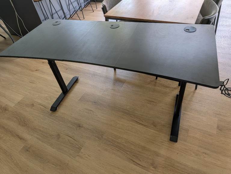 Free desk if collected this weekend