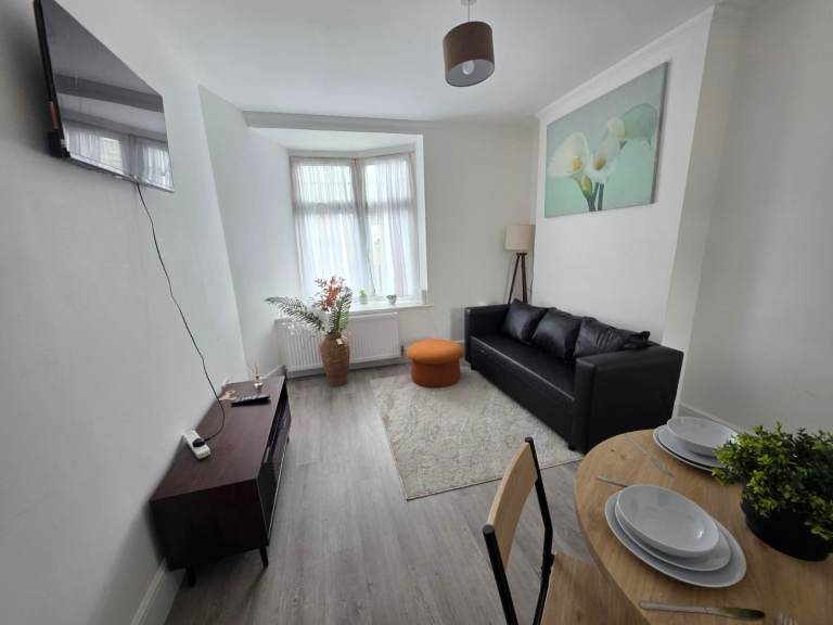 Company Lets Welcome! 2  - Bedroom Flat in Excellent Modern Condition – View Now!