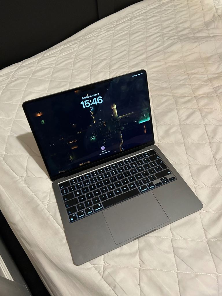 2022 Apple MacBook Air 13.6" Liquid Retina Display, M2 Processor, 8GB RAM, 256GB SSD, Space Grey