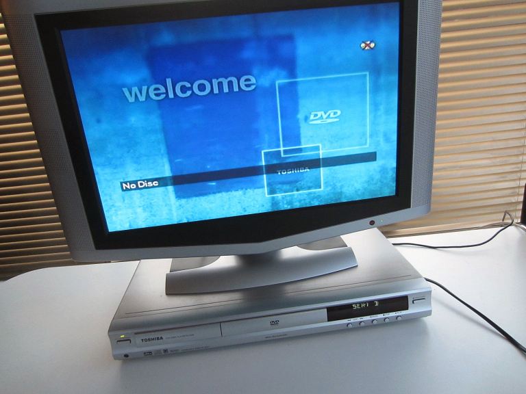 Toshiba DVD Player SD-230ESB with old Analogue 19 inch; LCD TV/Monitor