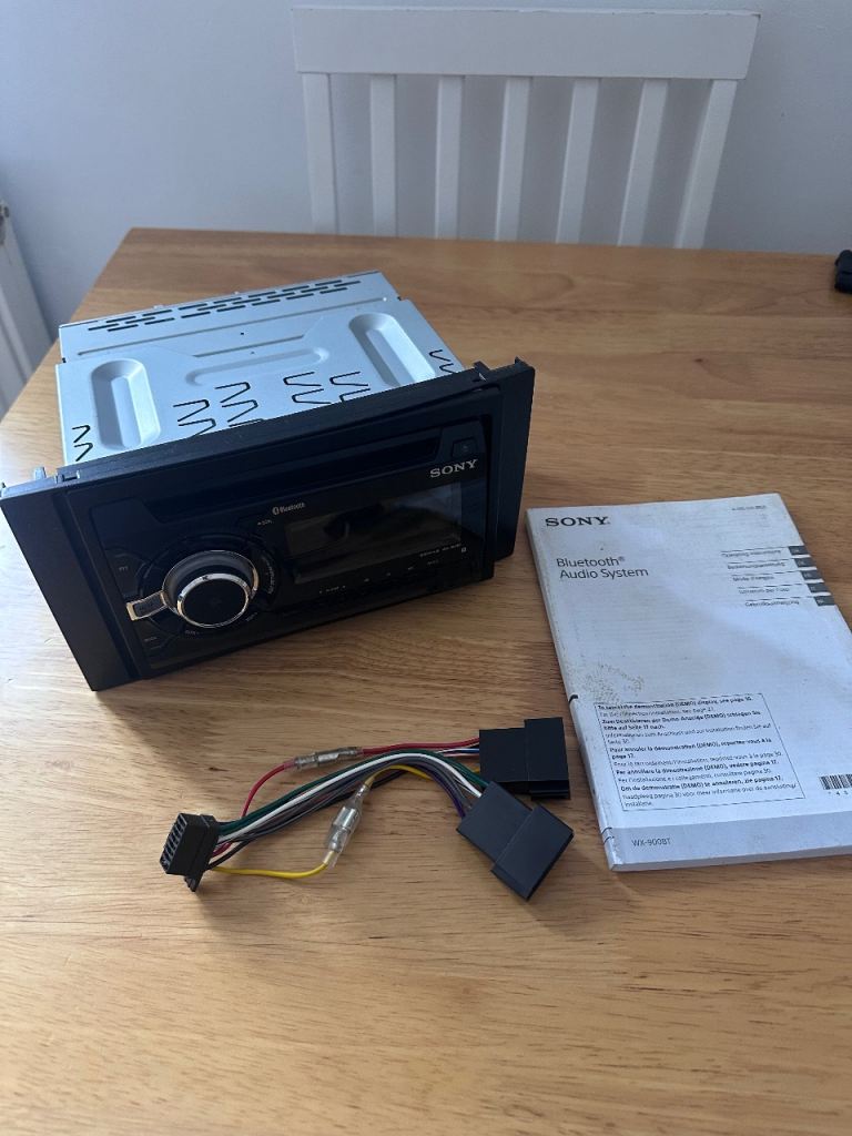 Sony WX-900BT Double DIN Car Stereo – Complete with Wiring & Cage