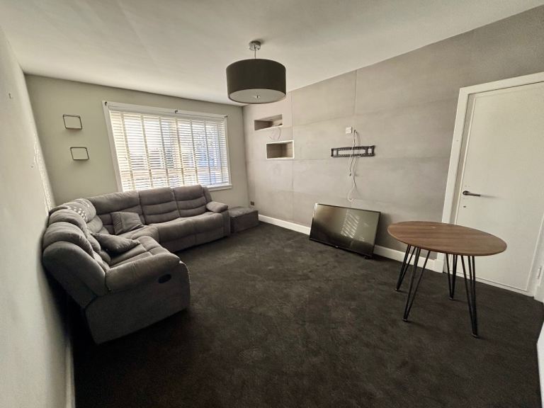 5 bedroom upper cottage flat for rent