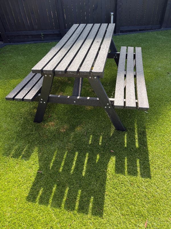 PICNIC TABLE