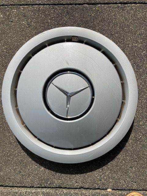 Mercedes Benz 190 wheel trim – one only Part Number 201 401 0324