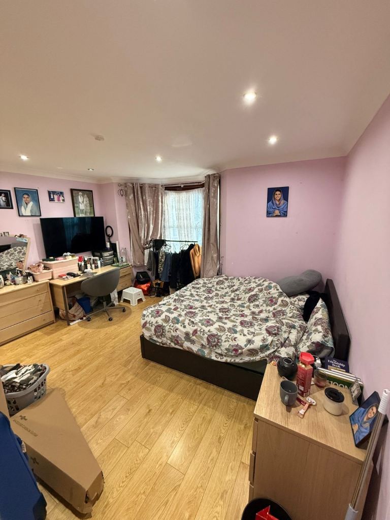 One king size room and 4 double bedrooms  from 1 march 