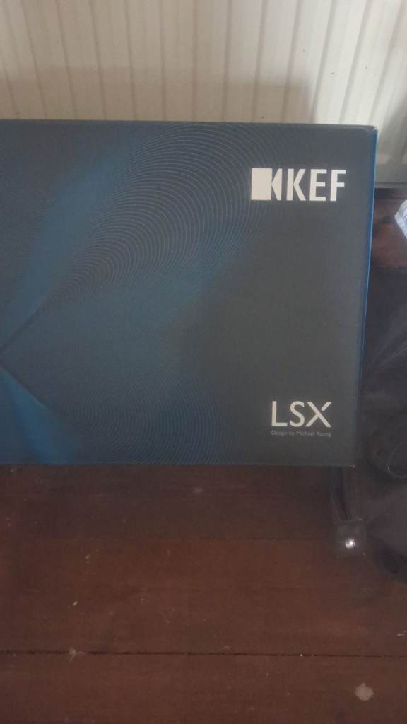 White KEF LSX Wireless Speaker's xcellent Condition