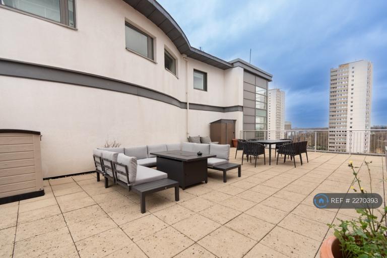 3 bedroom flat in Holland Gardens, Brentford, TW8 (3 bed) (#2270393)