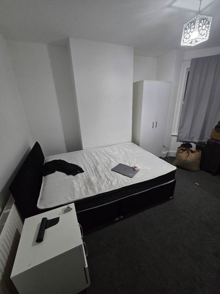 Large Double bedroom Furnished RG1
