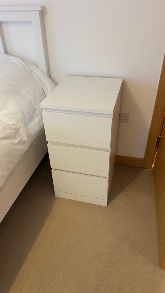 White 3-Drawer Bedside Table – very Good Condition