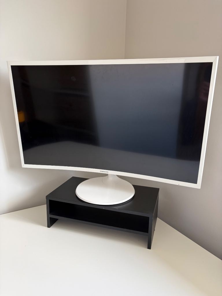 Samsung Curved Monitor – White, Good Condition