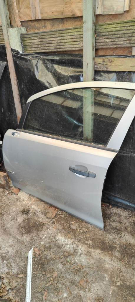 2009 corsa life 1.2 life passenger front door in silver used complete 5 door