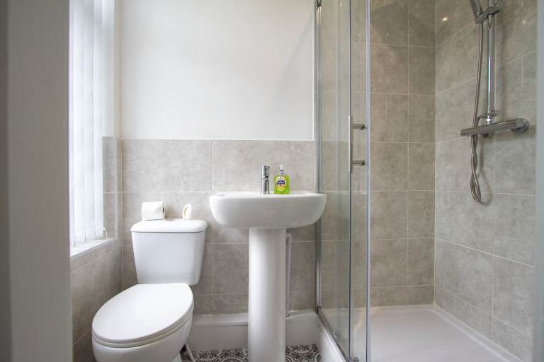 ***AVAILABLE NOW ALL BILLS INCLUDED! house share situated on YEWS MOUNT, HUDDERSFIELD.***