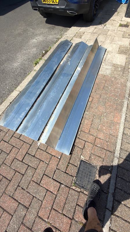 * Metal flashing * Folded flashing * Pressed sheet metal sections * Brake-pressed sheet metal *
