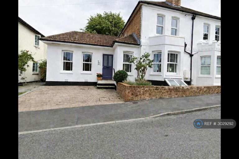 1 bedroom flat in High Path Road, Guildford, GU1 (1 bed) (#3029292)