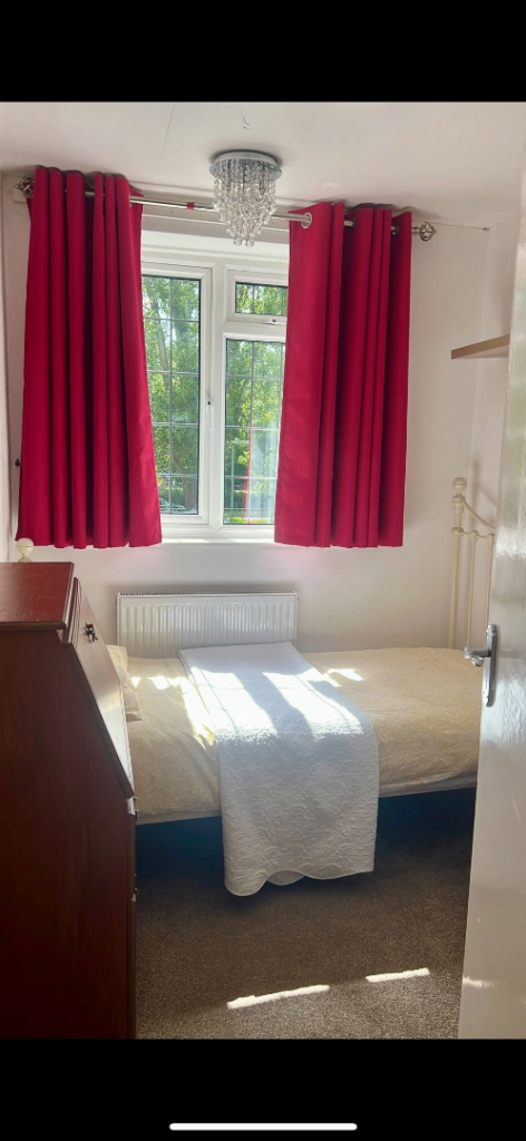 Spacious and Cosy Single Rooms for Rent in - PO9 2BY