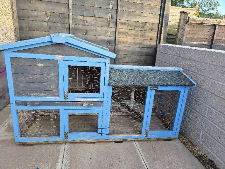 Bluebell hutch with removable tray 