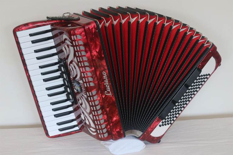 WELTMEISTER RIMINI III 80 BASS ACCORDION - Excellent Beginners Accordion